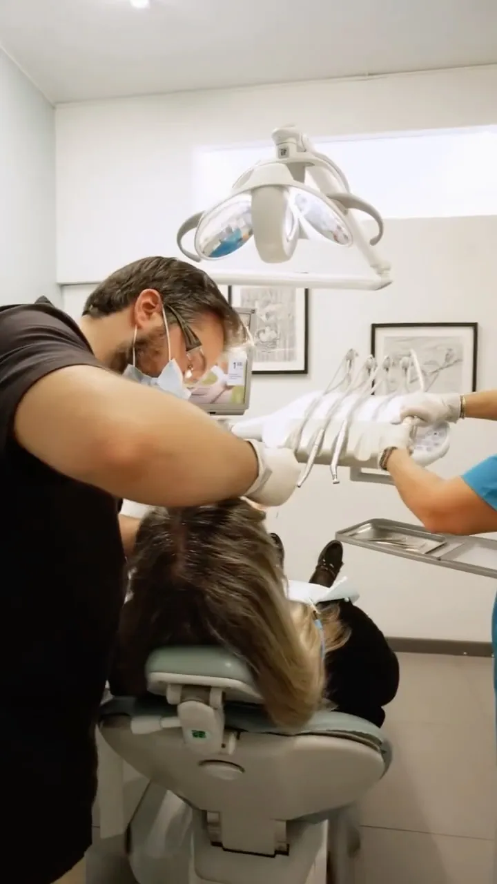 Equipa da Isanu Clinic durante um tratamento dentário